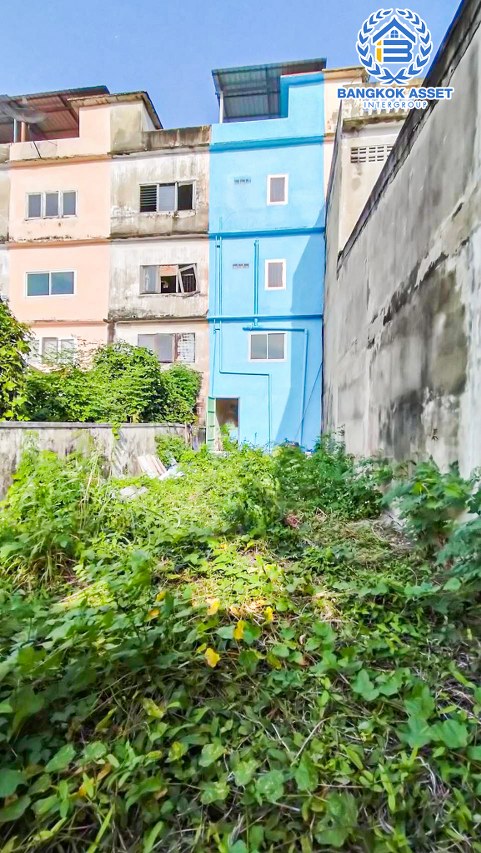 อาคารพาณิชย์ 3.5 ชั้นมือสองกรุงเทพมหานคร หมู่บ้าน ซอยเอกชัย90 เอกชัย เนื้อที่กว้าง 28 ตร.ว. ฟังก์ชัน 2 ห้องนอน 2 ห้องน้ำ 1 ที่จอดรถ สามารถทำโรงงาน มีเนื้อที่กว้างด้านหลังอาคาร บนทำเลติดถนนเอกชัย ใกล้รถไฟฟ้าสายสีน้ำเงิน "สถานีหลักสอง" จองเลย!