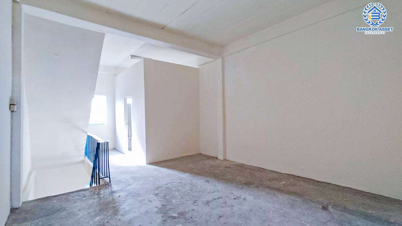 อาคารพาณิชย์ 3.5 ชั้นมือสองกรุงเทพมหานคร หมู่บ้าน ซอยเอกชัย90 เอกชัย เนื้อที่กว้าง 28 ตร.ว. ฟังก์ชัน 2 ห้องนอน 2 ห้องน้ำ 1 ที่จอดรถ สามารถทำโรงงาน มีเนื้อที่กว้างด้านหลังอาคาร บนทำเลติดถนนเอกชัย ใกล้รถไฟฟ้าสายสีน้ำเงิน "สถานีหลักสอง" จองเลย!