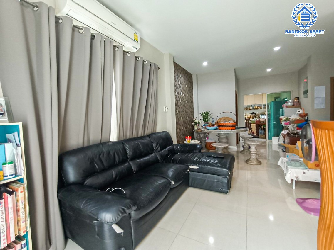 *****บ้านเดี่ยวมือสองนครปฐม หมู่บ้าน บ้านหลังสวน พุทธมณฑล-เพชรเกษม เนื้อที่กว้างขวางถึง 82.6 ตร.ว. ฟังก์ชัน 3 ห้องนอน 3 ห้องน้ำ 2 ที่จอดรถ บ้านสภาพสวย บนทำเลดี เชื่อมต่อถนนเพชรเกษม, ถนนบรมราชชนี, ถนนพระเทพตัดใหม่  ในราคาสุดคุ้ม!