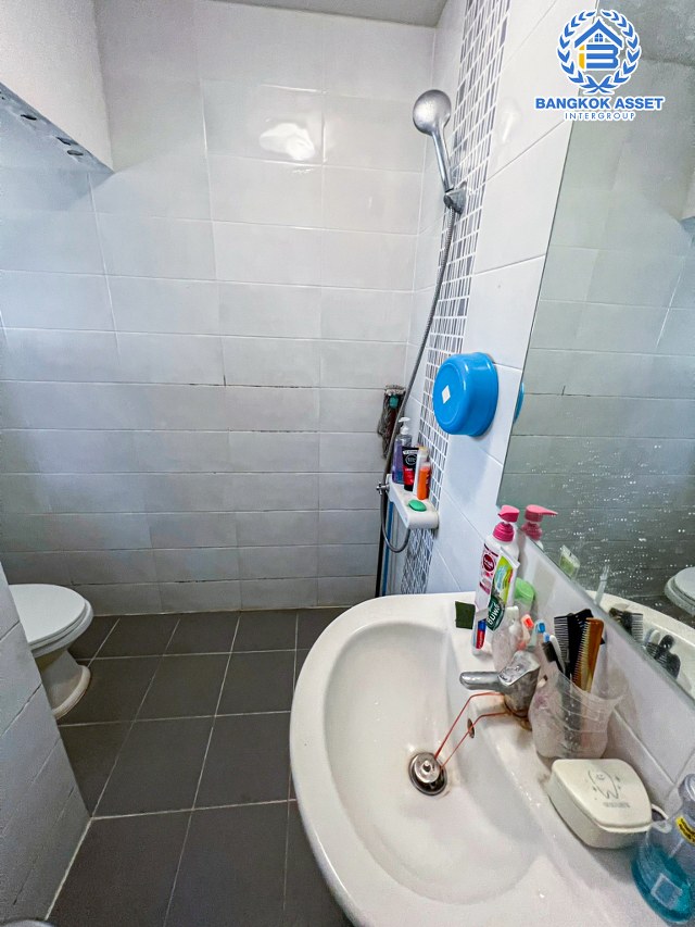 *****ทาวน์เฮ้าส์มือสองนนทบุรี โครงการ พลีโน่ บางใหญ่ คุณภาพระดับ AP เนื้อที่ 18.4 ตร.ว. ฟังก์ชัน 4 ห้องนอน 2 ห้องน้ำ 1 ที่จอดรถ หน้าบ้านอยู่ตรงข้ามพื้นที่ส่วนกลาง บนทำเลแห่งการเดินทาง เพียง 10 นาทีก็ถึงรถไฟฟ้าสายสีม่วง "สถานีคลองบางไผ่" และจุดขึ้นทางด่วน "ศรีรัช-วงแหวนรอบนอก"