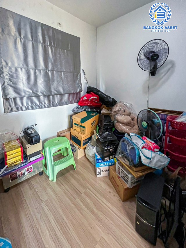 *****ทาวน์เฮ้าส์มือสองนนทบุรี โครงการ พลีโน่ บางใหญ่ คุณภาพระดับ AP เนื้อที่ 18.4 ตร.ว. ฟังก์ชัน 4 ห้องนอน 2 ห้องน้ำ 1 ที่จอดรถ หน้าบ้านอยู่ตรงข้ามพื้นที่ส่วนกลาง บนทำเลแห่งการเดินทาง เพียง 10 นาทีก็ถึงรถไฟฟ้าสายสีม่วง "สถานีคลองบางไผ่" และจุดขึ้นทางด่วน "ศรีรัช-วงแหวนรอบนอก"