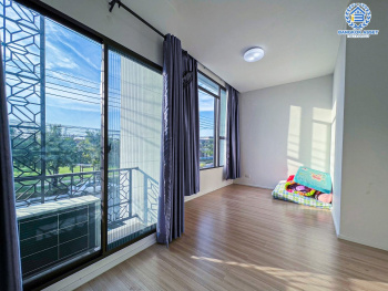 *****ทาวน์เฮ้าส์มือสองนนทบุรี โครงการ พลีโน่ บางใหญ่ คุณภาพระดับ AP เนื้อที่ 18.4 ตร.ว. ฟังก์ชัน 4 ห้องนอน 2 ห้องน้ำ 1 ที่จอดรถ หน้าบ้านอยู่ตรงข้ามพื้นที่ส่วนกลาง บนทำเลแห่งการเดินทาง เพียง 10 นาทีก็ถึงรถไฟฟ้าสายสีม่วง "สถานีคลองบางไผ่" และจุดขึ้นทางด่วน "ศรีรัช-วงแหวนรอบนอก"