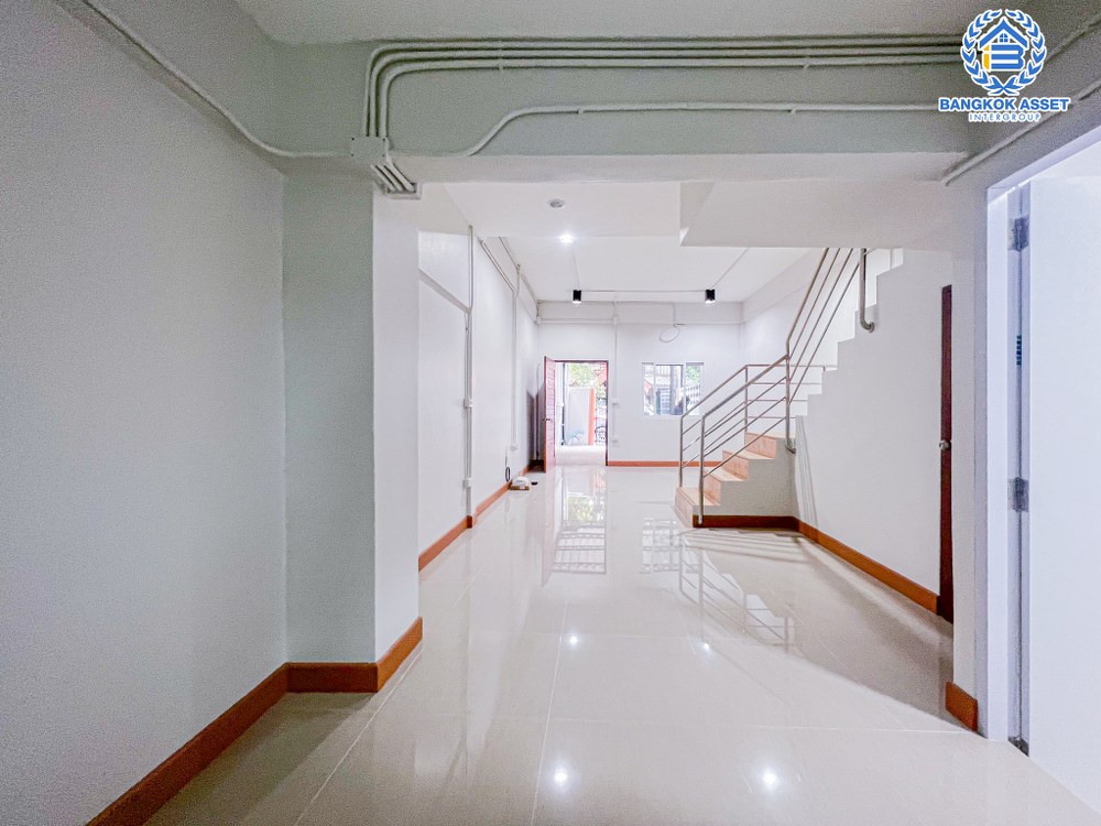 ทาวน์เฮ้าส์มือสอง โครงการ เวียงเทพ2 ช่างอากาศอุทิศ เนื้อที่กว้าง 20 ตร.ว. ฟังก์ชัน 2 ห้องนอน 2 ห้องน้ำ 1 ที่จอดรถ  รีโนเวทพร้อมเข้าอยู่ได้ทันที ตั้งบนทำเลดี เชื่อมต่อถนนสรงประภา ถนนโกสุมรวมใจ ถนนแจ้งวัฒนะ ถนนศรีสมาน ใกล้รถไฟฟ้าสายสีแดง "สถานีดอนเมือง" และจุดขึ้นทางด่วน "อุตราภิมุข"