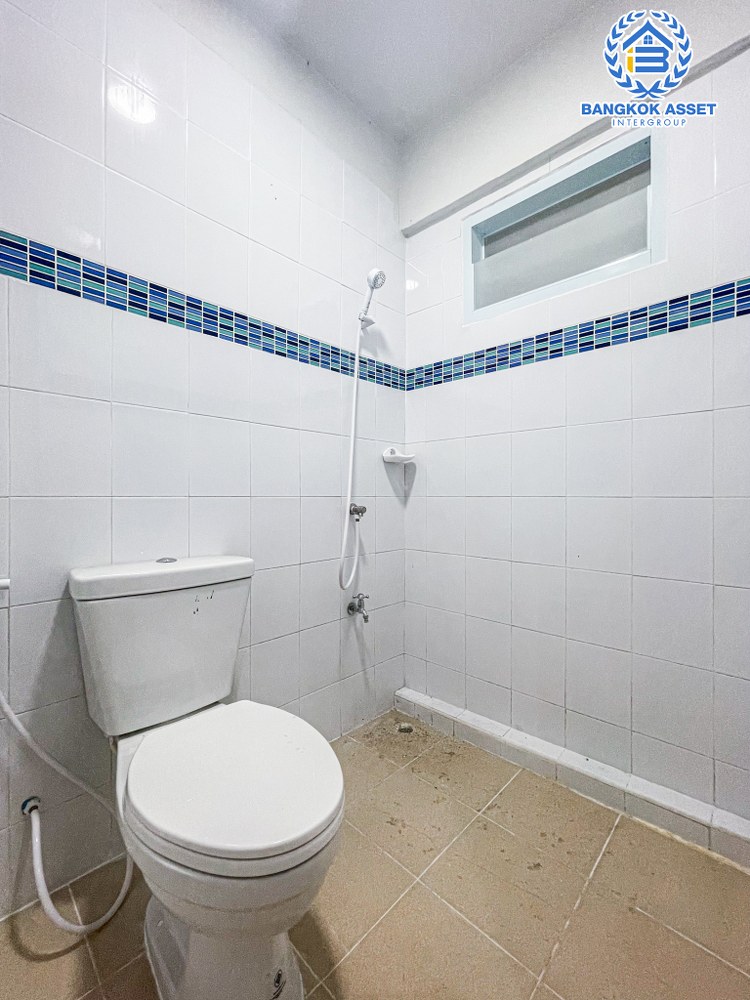 ทาวน์เฮ้าส์มือสอง โครงการ เวียงเทพ2 ช่างอากาศอุทิศ เนื้อที่กว้าง 20 ตร.ว. ฟังก์ชัน 2 ห้องนอน 2 ห้องน้ำ 1 ที่จอดรถ  รีโนเวทพร้อมเข้าอยู่ได้ทันที ตั้งบนทำเลดี เชื่อมต่อถนนสรงประภา ถนนโกสุมรวมใจ ถนนแจ้งวัฒนะ ถนนศรีสมาน ใกล้รถไฟฟ้าสายสีแดง "สถานีดอนเมือง" และจุดขึ้นทางด่วน "อุตราภิมุข"