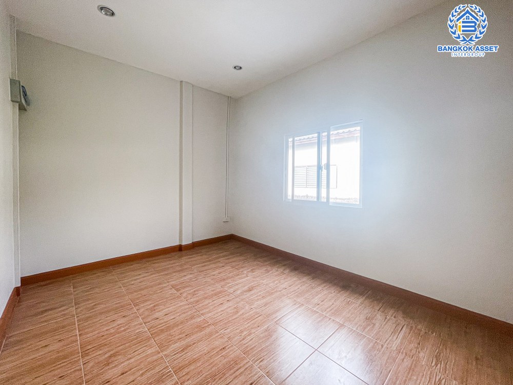 ทาวน์เฮ้าส์มือสอง โครงการ เวียงเทพ2 ช่างอากาศอุทิศ เนื้อที่กว้าง 20 ตร.ว. ฟังก์ชัน 2 ห้องนอน 2 ห้องน้ำ 1 ที่จอดรถ  รีโนเวทพร้อมเข้าอยู่ได้ทันที ตั้งบนทำเลดี เชื่อมต่อถนนสรงประภา ถนนโกสุมรวมใจ ถนนแจ้งวัฒนะ ถนนศรีสมาน ใกล้รถไฟฟ้าสายสีแดง "สถานีดอนเมือง" และจุดขึ้นทางด่วน "อุตราภิมุข"