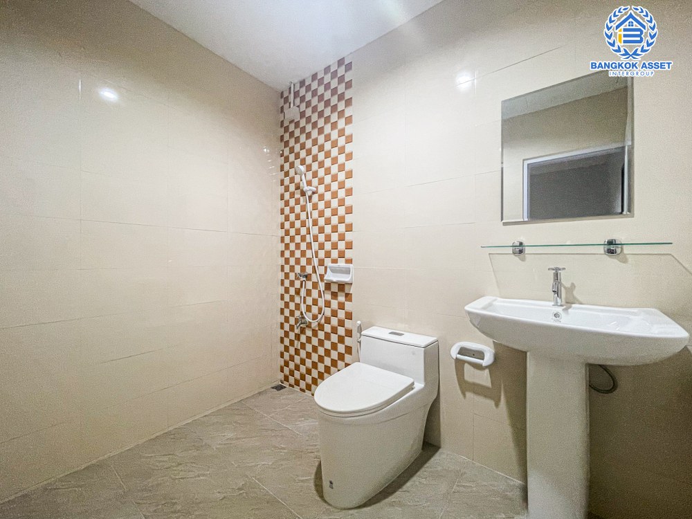 ทาวน์เฮ้าส์มือสอง โครงการ เวียงเทพ2 ช่างอากาศอุทิศ เนื้อที่กว้าง 20 ตร.ว. ฟังก์ชัน 2 ห้องนอน 2 ห้องน้ำ 1 ที่จอดรถ  รีโนเวทพร้อมเข้าอยู่ได้ทันที ตั้งบนทำเลดี เชื่อมต่อถนนสรงประภา ถนนโกสุมรวมใจ ถนนแจ้งวัฒนะ ถนนศรีสมาน ใกล้รถไฟฟ้าสายสีแดง "สถานีดอนเมือง" และจุดขึ้นทางด่วน "อุตราภิมุข"