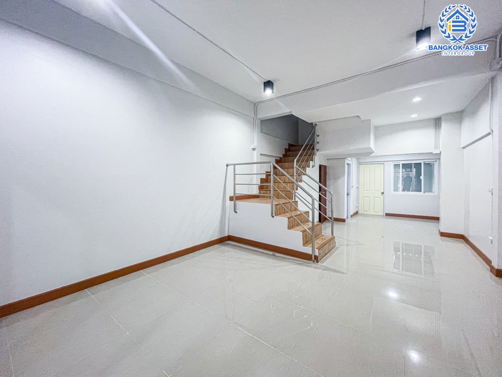 ทาวน์เฮ้าส์มือสอง โครงการ เวียงเทพ2 ช่างอากาศอุทิศ เนื้อที่กว้าง 20 ตร.ว. ฟังก์ชัน 2 ห้องนอน 2 ห้องน้ำ 1 ที่จอดรถ  รีโนเวทพร้อมเข้าอยู่ได้ทันที ตั้งบนทำเลดี เชื่อมต่อถนนสรงประภา ถนนโกสุมรวมใจ ถนนแจ้งวัฒนะ ถนนศรีสมาน ใกล้รถไฟฟ้าสายสีแดง "สถานีดอนเมือง" และจุดขึ้นทางด่วน "อุตราภิมุข"