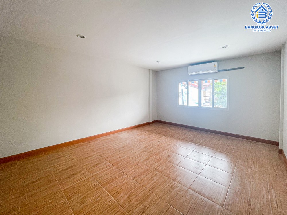 ทาวน์เฮ้าส์มือสอง โครงการ เวียงเทพ2 ช่างอากาศอุทิศ เนื้อที่กว้าง 20 ตร.ว. ฟังก์ชัน 2 ห้องนอน 2 ห้องน้ำ 1 ที่จอดรถ  รีโนเวทพร้อมเข้าอยู่ได้ทันที ตั้งบนทำเลดี เชื่อมต่อถนนสรงประภา ถนนโกสุมรวมใจ ถนนแจ้งวัฒนะ ถนนศรีสมาน ใกล้รถไฟฟ้าสายสีแดง "สถานีดอนเมือง" และจุดขึ้นทางด่วน "อุตราภิมุข"