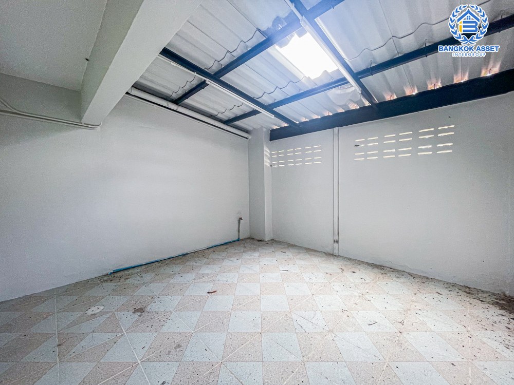 ทาวน์เฮ้าส์มือสอง โครงการ เวียงเทพ2 ช่างอากาศอุทิศ เนื้อที่กว้าง 20 ตร.ว. ฟังก์ชัน 2 ห้องนอน 2 ห้องน้ำ 1 ที่จอดรถ  รีโนเวทพร้อมเข้าอยู่ได้ทันที ตั้งบนทำเลดี เชื่อมต่อถนนสรงประภา ถนนโกสุมรวมใจ ถนนแจ้งวัฒนะ ถนนศรีสมาน ใกล้รถไฟฟ้าสายสีแดง "สถานีดอนเมือง" และจุดขึ้นทางด่วน "อุตราภิมุข"