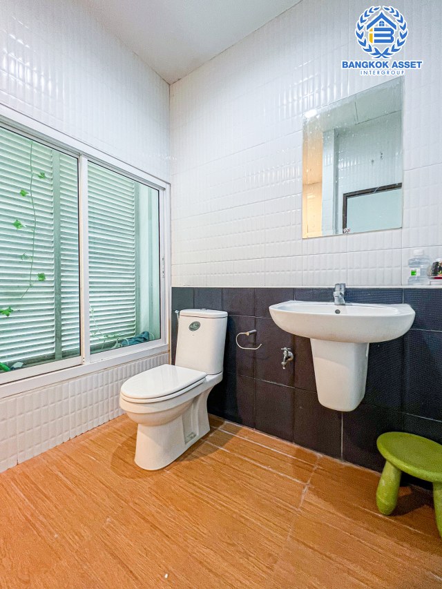 ทาวน์เฮ้าส์มือสองนนทบุรี โครงการ เปี่ยมสุข รัตนาธิเบศร์-วัดสวนแก้ว #หลังมุม เนื้อที่กว้างขวางเกือบ 32 ตร.ว. ฟังก์ชัน 3 ห้องนอน 2 ห้องน้ำ 1 ที่จอดรถ บ้านสวย บนทำเลเยี่ยม เชื่อมต่อ ถ.บางกรวย-ไทรน้อย, ถ.รัตนาธิเบศร์ และ ถ.ราชพฤกษ์ ใกล้รถไฟฟ้าสายม่วง "สถานีบางพลู" ในราคาถูก!