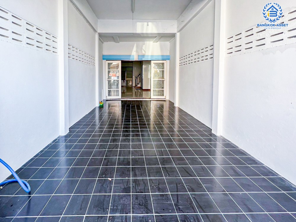 *****ทาวน์เฮ้าส์มือสอง โครงการ มิตรประชา ติวานนท์ เนื้อที่กว้าง 18 ตร.ว. ฟังก์ชัน 2 ห้องนอน 2 ห้องน้ำ 1 ที่จอดรถ บ้านสภาพสวย แต่งใหม่ทั้งหลัง ตั้งบนทำเลดี เชื่อมต่อถนนติวานนท์ ถนนศรีสมาน ถนนเลี่ยงเมือง-ปากเกร็ด ถนนสรงประภา และจุดขึ้นทางด่วน "ศรีรัช" จองเลย!