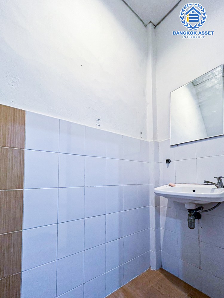 *****ทาวน์เฮ้าส์มือสอง โครงการ มิตรประชา ติวานนท์ เนื้อที่กว้าง 18 ตร.ว. ฟังก์ชัน 2 ห้องนอน 2 ห้องน้ำ 1 ที่จอดรถ บ้านสภาพสวย แต่งใหม่ทั้งหลัง ตั้งบนทำเลดี เชื่อมต่อถนนติวานนท์ ถนนศรีสมาน ถนนเลี่ยงเมือง-ปากเกร็ด ถนนสรงประภา และจุดขึ้นทางด่วน "ศรีรัช" จองเลย!