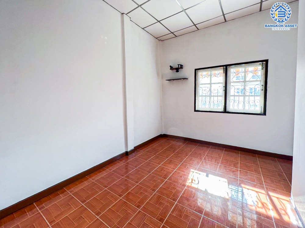 *****ทาวน์เฮ้าส์มือสอง โครงการ มิตรประชา ติวานนท์ เนื้อที่กว้าง 18 ตร.ว. ฟังก์ชัน 2 ห้องนอน 2 ห้องน้ำ 1 ที่จอดรถ บ้านสภาพสวย แต่งใหม่ทั้งหลัง ตั้งบนทำเลดี เชื่อมต่อถนนติวานนท์ ถนนศรีสมาน ถนนเลี่ยงเมือง-ปากเกร็ด ถนนสรงประภา และจุดขึ้นทางด่วน "ศรีรัช" จองเลย!