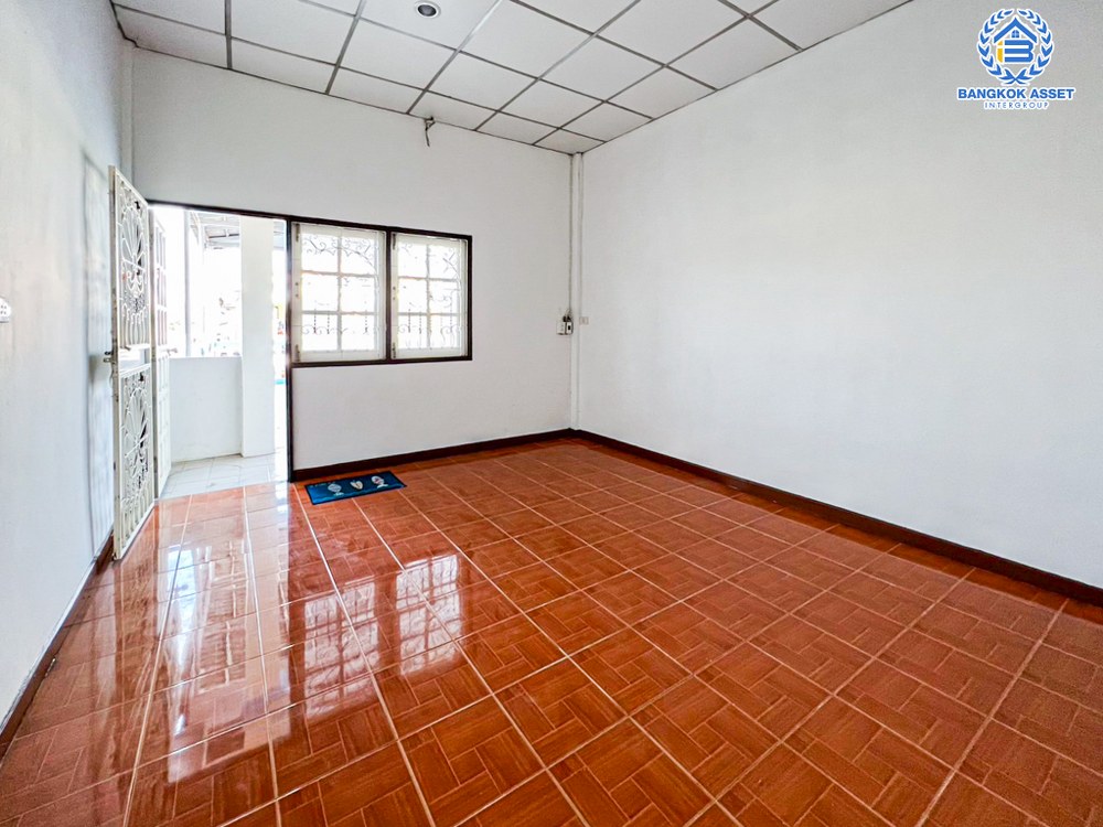 *****ทาวน์เฮ้าส์มือสอง โครงการ มิตรประชา ติวานนท์ เนื้อที่กว้าง 18 ตร.ว. ฟังก์ชัน 2 ห้องนอน 2 ห้องน้ำ 1 ที่จอดรถ บ้านสภาพสวย แต่งใหม่ทั้งหลัง ตั้งบนทำเลดี เชื่อมต่อถนนติวานนท์ ถนนศรีสมาน ถนนเลี่ยงเมือง-ปากเกร็ด ถนนสรงประภา และจุดขึ้นทางด่วน "ศรีรัช" จองเลย!