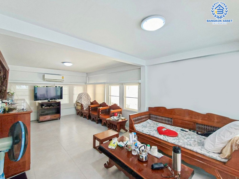 บ้านเดี่ยวมือสอง ซอยงามวงศ์วาน44 งามวงศ์วาน หลังมุม เนื้อที่กว้าง 97 ตร.ว. ฟังก์ชัน 5 ห้องนอน 6 ห้องน้ำ 3 ที่จอดรถ บ้านหลังใหญ่ ทำเลใกล้เมือง พร้อมฟังก์ชันคุ้มค่า เชื่อมต่อถนนวิภาดี-รังสิต ถนนงามวงศ์วาน ใกล้รถไฟฟ้าสายสีเขียว "สถานีเสนานิคม" รถไฟฟ้าสายสีแดง "สถานีบางเขน" และจุดขึ้นทางด่วน "ศรีรัช"