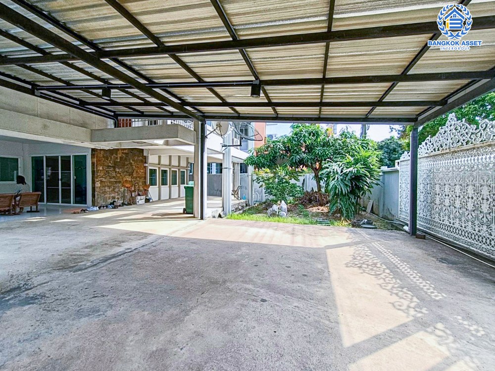 บ้านเดี่ยวมือสอง ซอยงามวงศ์วาน44 งามวงศ์วาน หลังมุม เนื้อที่กว้าง 97 ตร.ว. ฟังก์ชัน 5 ห้องนอน 6 ห้องน้ำ 3 ที่จอดรถ บ้านหลังใหญ่ ทำเลใกล้เมือง พร้อมฟังก์ชันคุ้มค่า เชื่อมต่อถนนวิภาดี-รังสิต ถนนงามวงศ์วาน ใกล้รถไฟฟ้าสายสีเขียว "สถานีเสนานิคม" รถไฟฟ้าสายสีแดง "สถานีบางเขน" และจุดขึ้นทางด่วน "ศรีรัช"