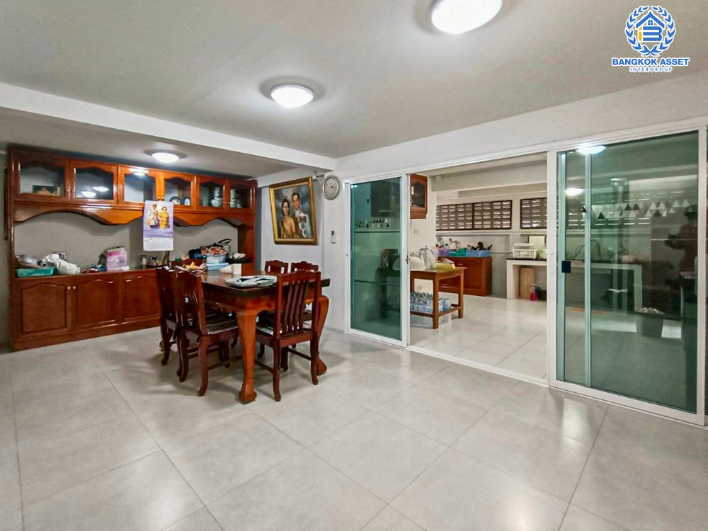 บ้านเดี่ยวมือสอง ซอยงามวงศ์วาน44 งามวงศ์วาน หลังมุม เนื้อที่กว้าง 97 ตร.ว. ฟังก์ชัน 5 ห้องนอน 6 ห้องน้ำ 3 ที่จอดรถ บ้านหลังใหญ่ ทำเลใกล้เมือง พร้อมฟังก์ชันคุ้มค่า เชื่อมต่อถนนวิภาดี-รังสิต ถนนงามวงศ์วาน ใกล้รถไฟฟ้าสายสีเขียว "สถานีเสนานิคม" รถไฟฟ้าสายสีแดง "สถานีบางเขน" และจุดขึ้นทางด่วน "ศรีรัช"