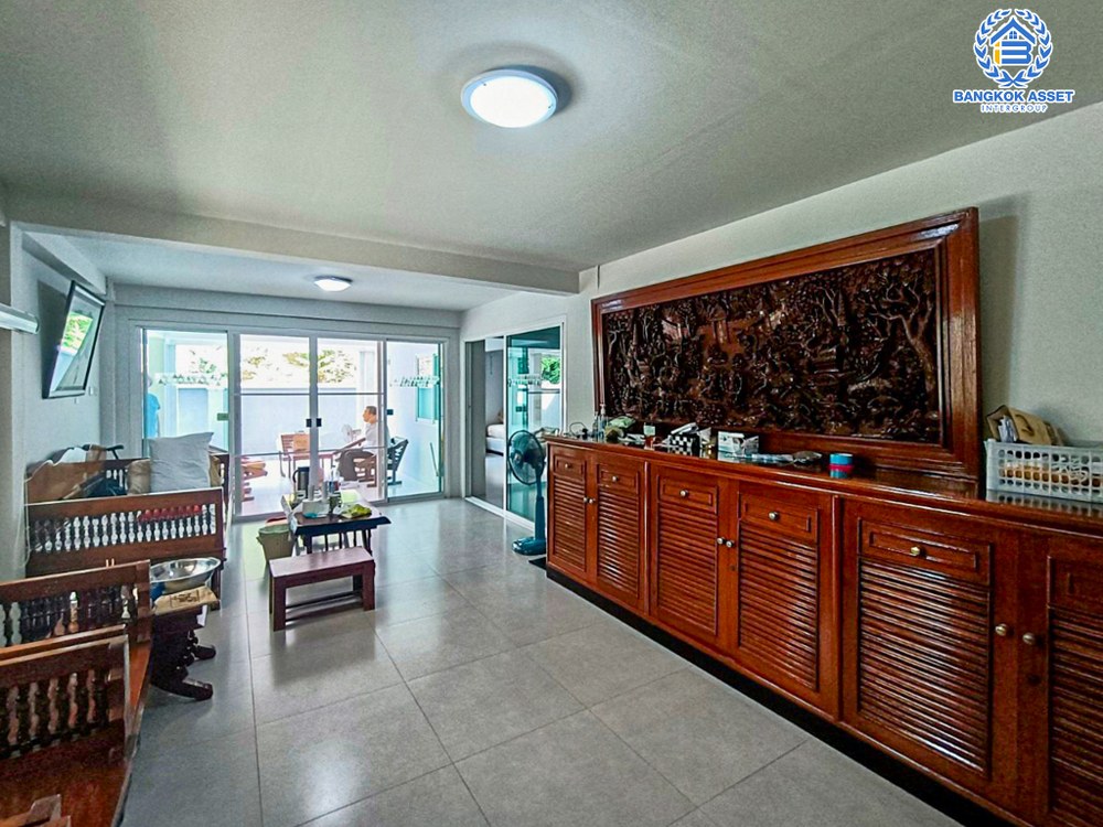 บ้านเดี่ยวมือสอง ซอยงามวงศ์วาน44 งามวงศ์วาน หลังมุม เนื้อที่กว้าง 97 ตร.ว. ฟังก์ชัน 5 ห้องนอน 6 ห้องน้ำ 3 ที่จอดรถ บ้านหลังใหญ่ ทำเลใกล้เมือง พร้อมฟังก์ชันคุ้มค่า เชื่อมต่อถนนวิภาดี-รังสิต ถนนงามวงศ์วาน ใกล้รถไฟฟ้าสายสีเขียว "สถานีเสนานิคม" รถไฟฟ้าสายสีแดง "สถานีบางเขน" และจุดขึ้นทางด่วน "ศรีรัช"