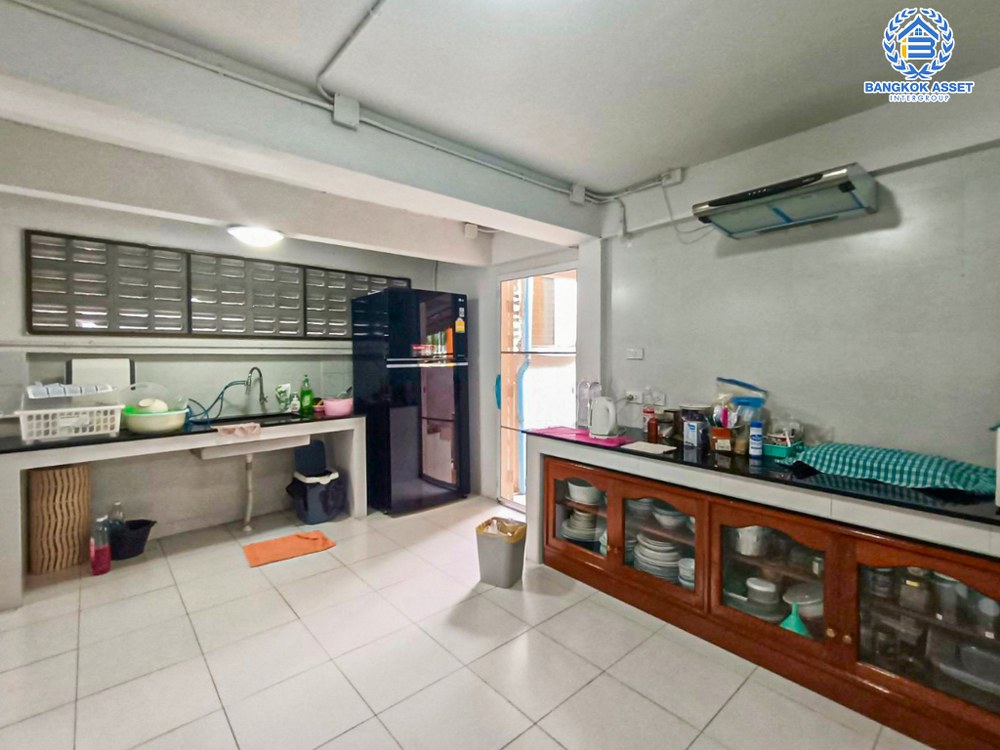 บ้านเดี่ยวมือสอง ซอยงามวงศ์วาน44 งามวงศ์วาน หลังมุม เนื้อที่กว้าง 97 ตร.ว. ฟังก์ชัน 5 ห้องนอน 6 ห้องน้ำ 3 ที่จอดรถ บ้านหลังใหญ่ ทำเลใกล้เมือง พร้อมฟังก์ชันคุ้มค่า เชื่อมต่อถนนวิภาดี-รังสิต ถนนงามวงศ์วาน ใกล้รถไฟฟ้าสายสีเขียว "สถานีเสนานิคม" รถไฟฟ้าสายสีแดง "สถานีบางเขน" และจุดขึ้นทางด่วน "ศรีรัช"