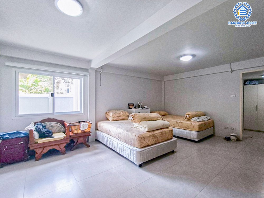 บ้านเดี่ยวมือสอง ซอยงามวงศ์วาน44 งามวงศ์วาน หลังมุม เนื้อที่กว้าง 97 ตร.ว. ฟังก์ชัน 5 ห้องนอน 6 ห้องน้ำ 3 ที่จอดรถ บ้านหลังใหญ่ ทำเลใกล้เมือง พร้อมฟังก์ชันคุ้มค่า เชื่อมต่อถนนวิภาดี-รังสิต ถนนงามวงศ์วาน ใกล้รถไฟฟ้าสายสีเขียว "สถานีเสนานิคม" รถไฟฟ้าสายสีแดง "สถานีบางเขน" และจุดขึ้นทางด่วน "ศรีรัช"