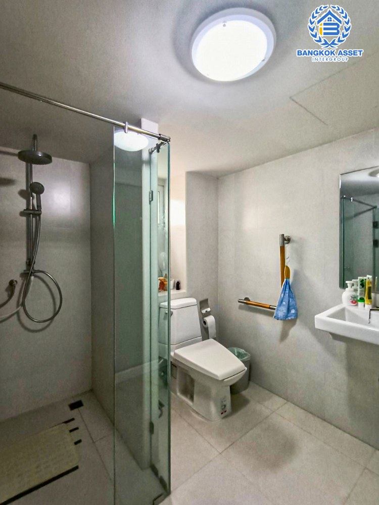 บ้านเดี่ยวมือสอง ซอยงามวงศ์วาน44 งามวงศ์วาน หลังมุม เนื้อที่กว้าง 97 ตร.ว. ฟังก์ชัน 5 ห้องนอน 6 ห้องน้ำ 3 ที่จอดรถ บ้านหลังใหญ่ ทำเลใกล้เมือง พร้อมฟังก์ชันคุ้มค่า เชื่อมต่อถนนวิภาดี-รังสิต ถนนงามวงศ์วาน ใกล้รถไฟฟ้าสายสีเขียว "สถานีเสนานิคม" รถไฟฟ้าสายสีแดง "สถานีบางเขน" และจุดขึ้นทางด่วน "ศรีรัช"