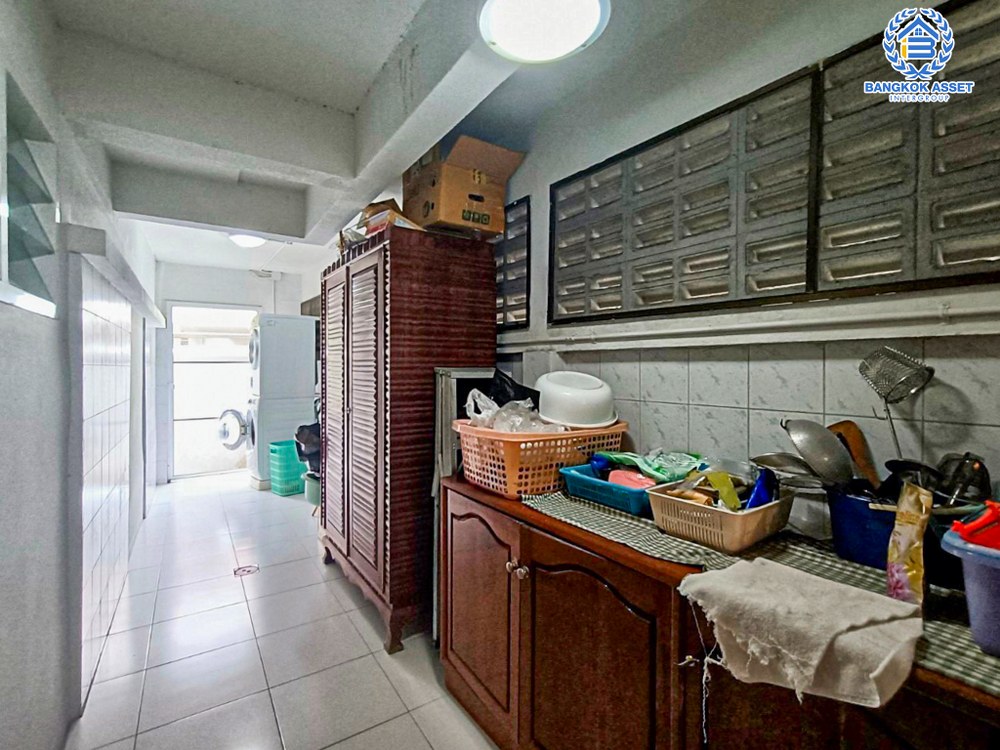 บ้านเดี่ยวมือสอง ซอยงามวงศ์วาน44 งามวงศ์วาน หลังมุม เนื้อที่กว้าง 97 ตร.ว. ฟังก์ชัน 5 ห้องนอน 6 ห้องน้ำ 3 ที่จอดรถ บ้านหลังใหญ่ ทำเลใกล้เมือง พร้อมฟังก์ชันคุ้มค่า เชื่อมต่อถนนวิภาดี-รังสิต ถนนงามวงศ์วาน ใกล้รถไฟฟ้าสายสีเขียว "สถานีเสนานิคม" รถไฟฟ้าสายสีแดง "สถานีบางเขน" และจุดขึ้นทางด่วน "ศรีรัช"