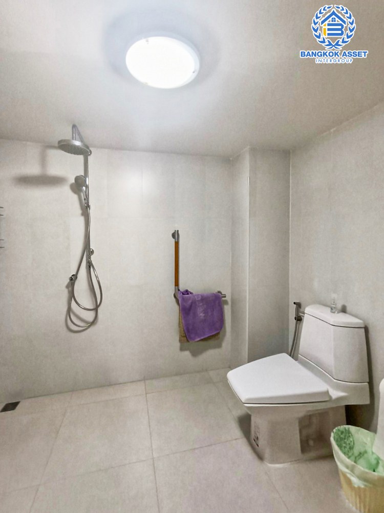 บ้านเดี่ยวมือสอง ซอยงามวงศ์วาน44 งามวงศ์วาน หลังมุม เนื้อที่กว้าง 97 ตร.ว. ฟังก์ชัน 5 ห้องนอน 6 ห้องน้ำ 3 ที่จอดรถ บ้านหลังใหญ่ ทำเลใกล้เมือง พร้อมฟังก์ชันคุ้มค่า เชื่อมต่อถนนวิภาดี-รังสิต ถนนงามวงศ์วาน ใกล้รถไฟฟ้าสายสีเขียว "สถานีเสนานิคม" รถไฟฟ้าสายสีแดง "สถานีบางเขน" และจุดขึ้นทางด่วน "ศรีรัช"