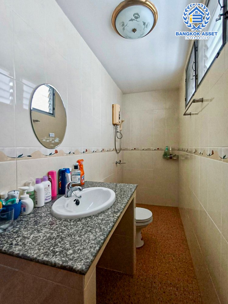 บ้านเดี่ยวมือสอง ซอยงามวงศ์วาน44 งามวงศ์วาน หลังมุม เนื้อที่กว้าง 97 ตร.ว. ฟังก์ชัน 5 ห้องนอน 6 ห้องน้ำ 3 ที่จอดรถ บ้านหลังใหญ่ ทำเลใกล้เมือง พร้อมฟังก์ชันคุ้มค่า เชื่อมต่อถนนวิภาดี-รังสิต ถนนงามวงศ์วาน ใกล้รถไฟฟ้าสายสีเขียว "สถานีเสนานิคม" รถไฟฟ้าสายสีแดง "สถานีบางเขน" และจุดขึ้นทางด่วน "ศรีรัช"