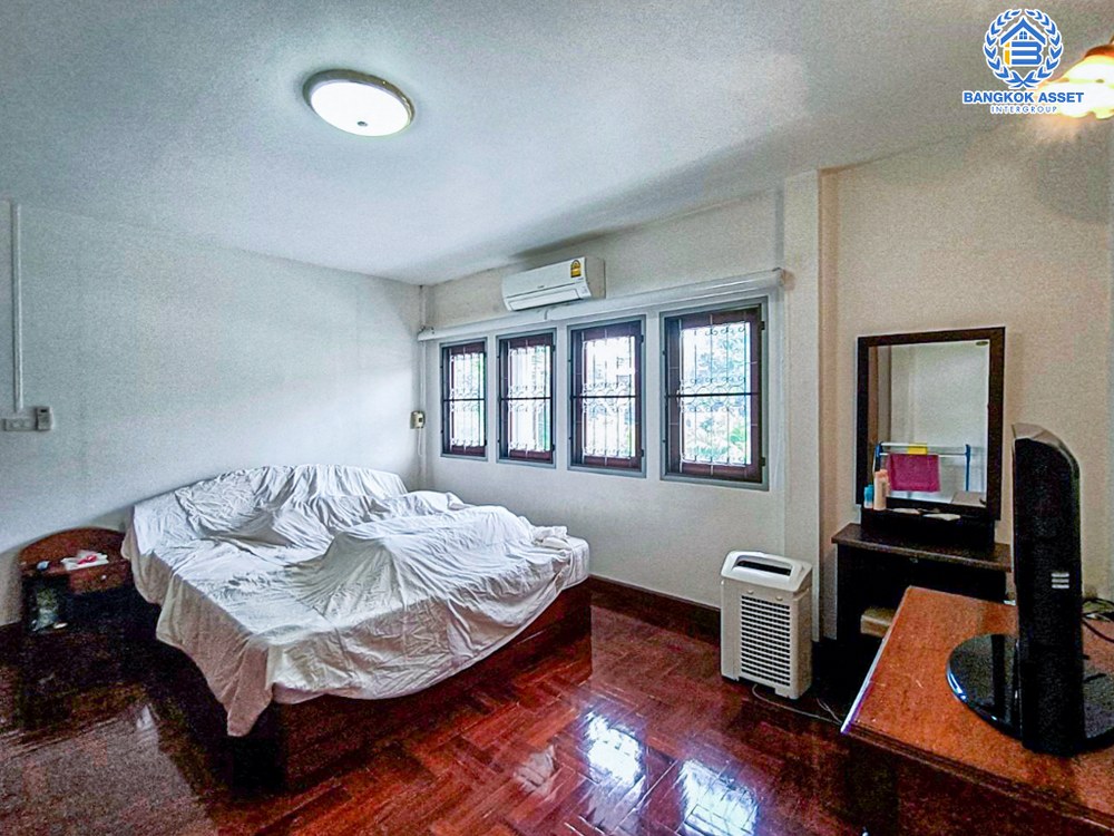 บ้านเดี่ยวมือสอง ซอยงามวงศ์วาน44 งามวงศ์วาน หลังมุม เนื้อที่กว้าง 97 ตร.ว. ฟังก์ชัน 5 ห้องนอน 6 ห้องน้ำ 3 ที่จอดรถ บ้านหลังใหญ่ ทำเลใกล้เมือง พร้อมฟังก์ชันคุ้มค่า เชื่อมต่อถนนวิภาดี-รังสิต ถนนงามวงศ์วาน ใกล้รถไฟฟ้าสายสีเขียว "สถานีเสนานิคม" รถไฟฟ้าสายสีแดง "สถานีบางเขน" และจุดขึ้นทางด่วน "ศรีรัช"