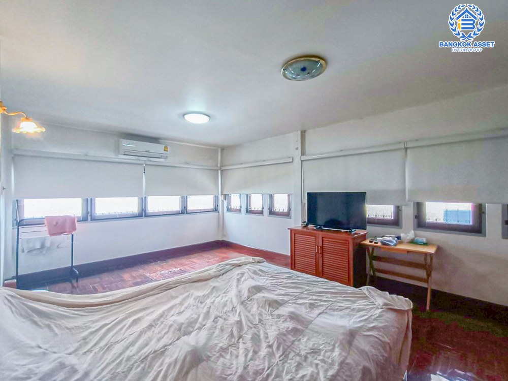 บ้านเดี่ยวมือสอง ซอยงามวงศ์วาน44 งามวงศ์วาน หลังมุม เนื้อที่กว้าง 97 ตร.ว. ฟังก์ชัน 5 ห้องนอน 6 ห้องน้ำ 3 ที่จอดรถ บ้านหลังใหญ่ ทำเลใกล้เมือง พร้อมฟังก์ชันคุ้มค่า เชื่อมต่อถนนวิภาดี-รังสิต ถนนงามวงศ์วาน ใกล้รถไฟฟ้าสายสีเขียว "สถานีเสนานิคม" รถไฟฟ้าสายสีแดง "สถานีบางเขน" และจุดขึ้นทางด่วน "ศรีรัช"