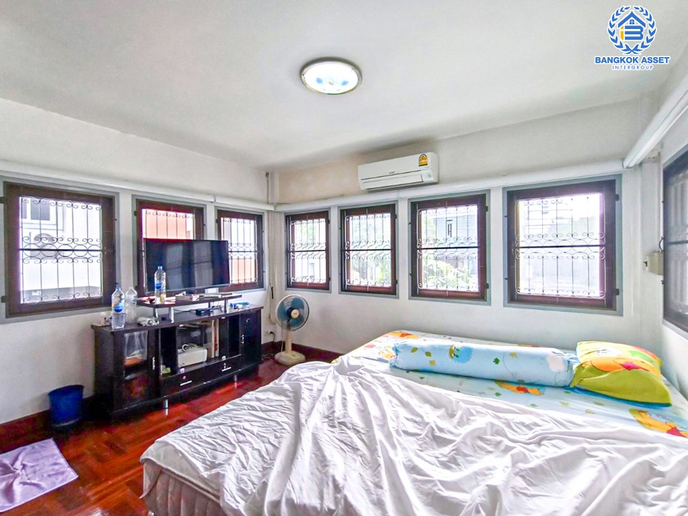 บ้านเดี่ยวมือสอง ซอยงามวงศ์วาน44 งามวงศ์วาน หลังมุม เนื้อที่กว้าง 97 ตร.ว. ฟังก์ชัน 5 ห้องนอน 6 ห้องน้ำ 3 ที่จอดรถ บ้านหลังใหญ่ ทำเลใกล้เมือง พร้อมฟังก์ชันคุ้มค่า เชื่อมต่อถนนวิภาดี-รังสิต ถนนงามวงศ์วาน ใกล้รถไฟฟ้าสายสีเขียว "สถานีเสนานิคม" รถไฟฟ้าสายสีแดง "สถานีบางเขน" และจุดขึ้นทางด่วน "ศรีรัช"