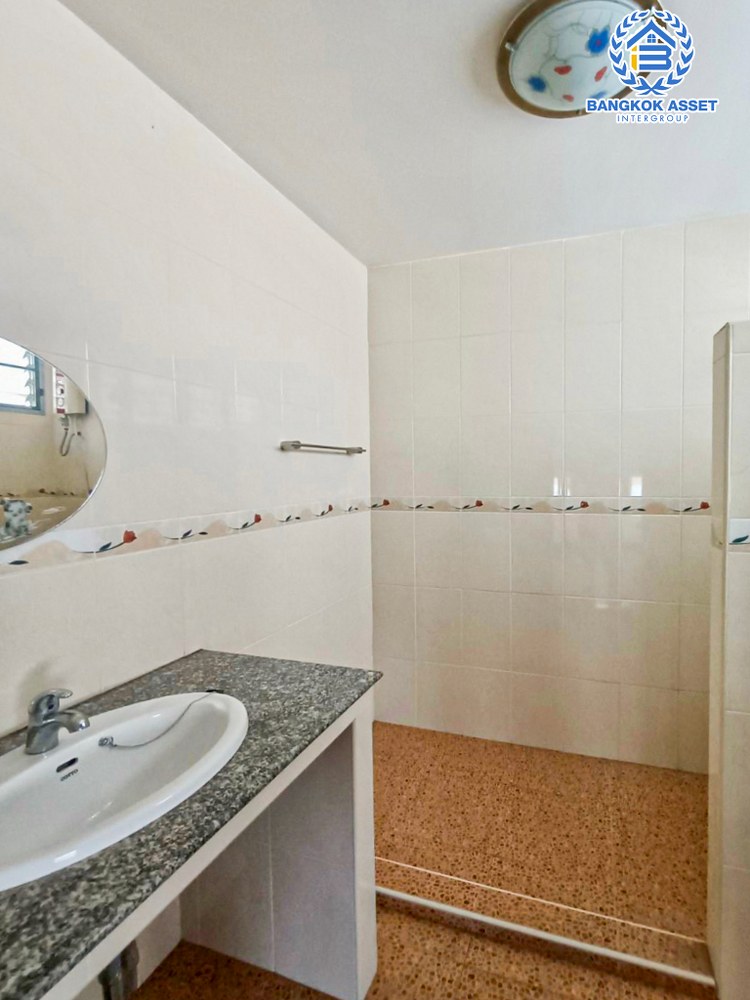 บ้านเดี่ยวมือสอง ซอยงามวงศ์วาน44 งามวงศ์วาน หลังมุม เนื้อที่กว้าง 97 ตร.ว. ฟังก์ชัน 5 ห้องนอน 6 ห้องน้ำ 3 ที่จอดรถ บ้านหลังใหญ่ ทำเลใกล้เมือง พร้อมฟังก์ชันคุ้มค่า เชื่อมต่อถนนวิภาดี-รังสิต ถนนงามวงศ์วาน ใกล้รถไฟฟ้าสายสีเขียว "สถานีเสนานิคม" รถไฟฟ้าสายสีแดง "สถานีบางเขน" และจุดขึ้นทางด่วน "ศรีรัช"