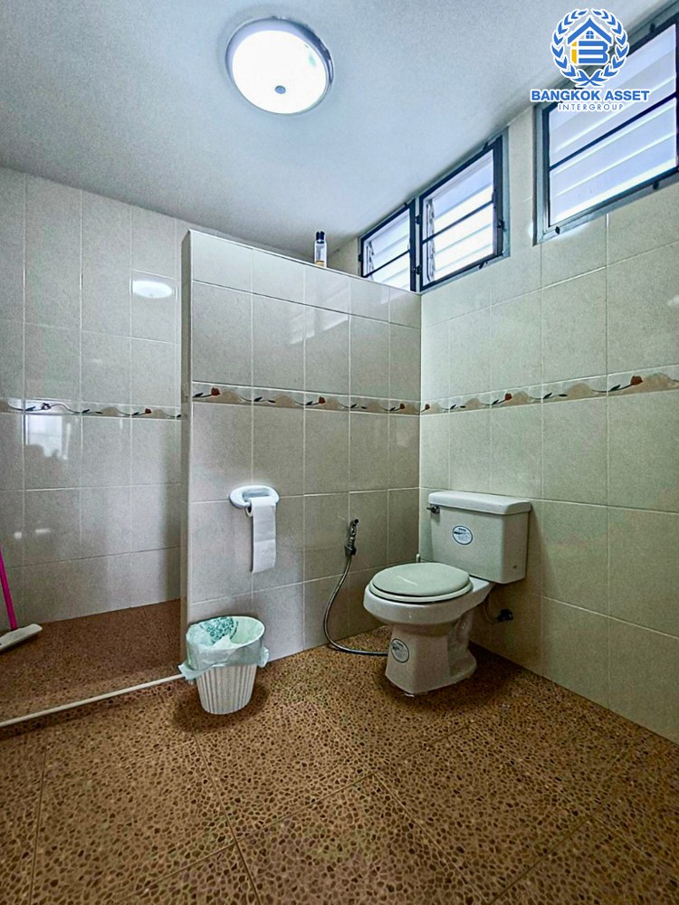 บ้านเดี่ยวมือสอง ซอยงามวงศ์วาน44 งามวงศ์วาน หลังมุม เนื้อที่กว้าง 97 ตร.ว. ฟังก์ชัน 5 ห้องนอน 6 ห้องน้ำ 3 ที่จอดรถ บ้านหลังใหญ่ ทำเลใกล้เมือง พร้อมฟังก์ชันคุ้มค่า เชื่อมต่อถนนวิภาดี-รังสิต ถนนงามวงศ์วาน ใกล้รถไฟฟ้าสายสีเขียว "สถานีเสนานิคม" รถไฟฟ้าสายสีแดง "สถานีบางเขน" และจุดขึ้นทางด่วน "ศรีรัช"