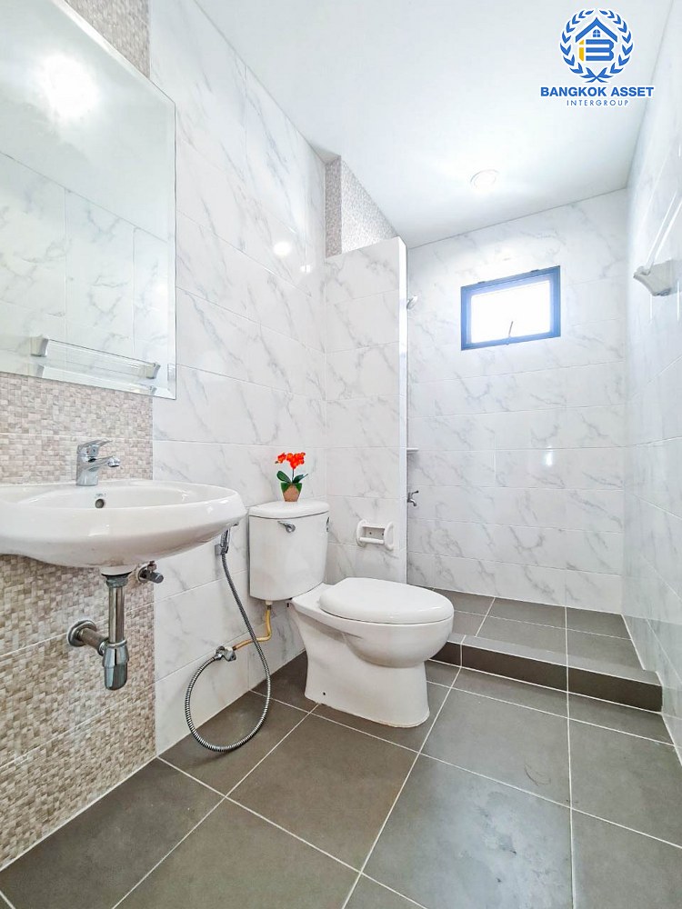 *****บ้านเดี่ยวมือสอง โครงการ ธนาวิลเลจ2 พระราม5-บางใหญ่ หลังมุม เนื้อที่ 52.40 ตร.ว. ฟังก์ชัน 4 ห้องนอน 3 ห้องน้ำ 2 ที่จอดรถ แต่งสไตล์โมเดิร์น พร้อมอยู่ ตั้งบนทำเลเดินทางสะดวก เชื่อมต่อถนนรัตนาธิเบศร์ ถนนกาญจนาภิเษก ใกล้รถไฟฟ้าสายสีม่วง "สถานีตลาดบางใหญ่" และจุดขึ้นทางด่วน "กาญจนาภิเษก"