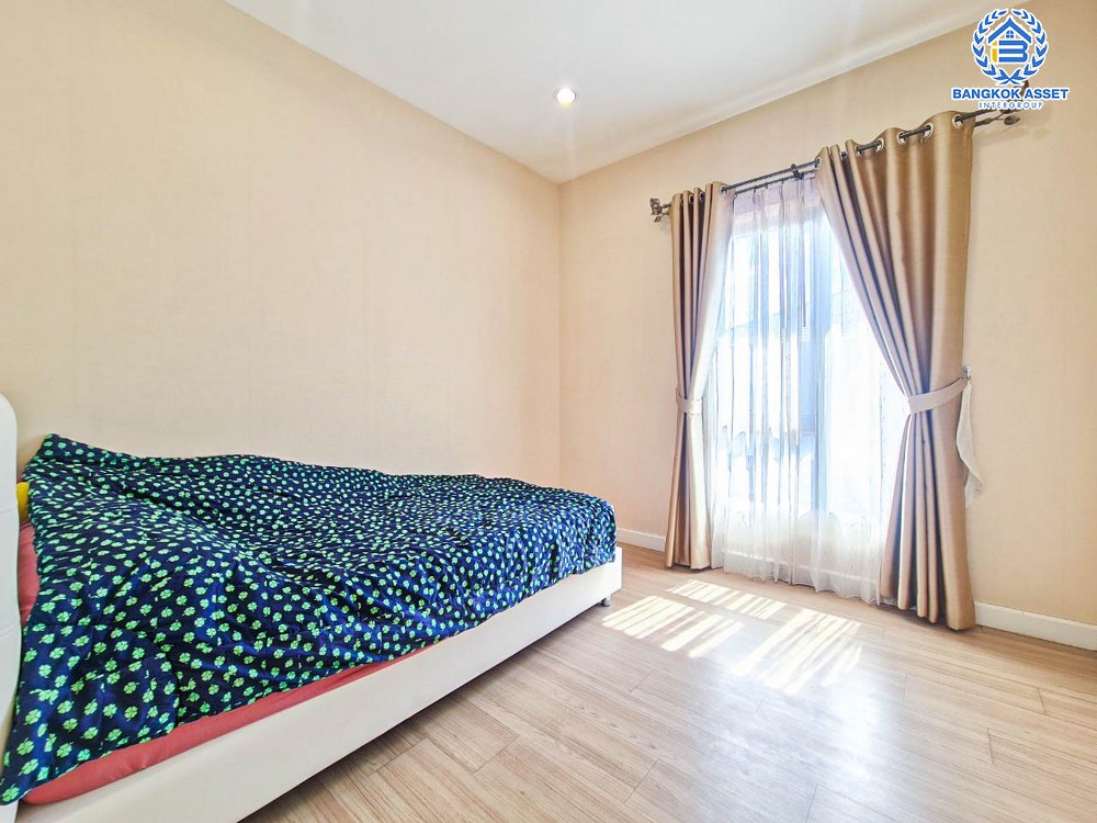 *****บ้านเดี่ยวมือสอง โครงการ ธนาวิลเลจ2 พระราม5-บางใหญ่ หลังมุม เนื้อที่ 52.40 ตร.ว. ฟังก์ชัน 4 ห้องนอน 3 ห้องน้ำ 2 ที่จอดรถ แต่งสไตล์โมเดิร์น พร้อมอยู่ ตั้งบนทำเลเดินทางสะดวก เชื่อมต่อถนนรัตนาธิเบศร์ ถนนกาญจนาภิเษก ใกล้รถไฟฟ้าสายสีม่วง "สถานีตลาดบางใหญ่" และจุดขึ้นทางด่วน "กาญจนาภิเษก"