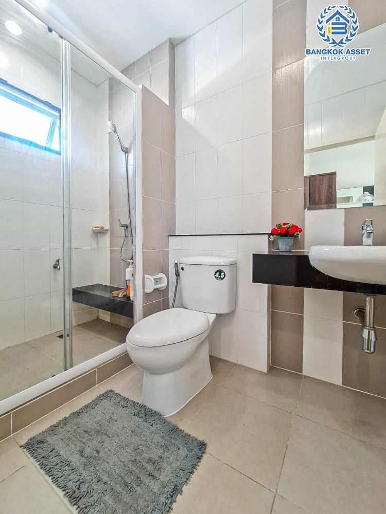 *****บ้านเดี่ยวมือสอง โครงการ ธนาวิลเลจ2 พระราม5-บางใหญ่ หลังมุม เนื้อที่ 52.40 ตร.ว. ฟังก์ชัน 4 ห้องนอน 3 ห้องน้ำ 2 ที่จอดรถ แต่งสไตล์โมเดิร์น พร้อมอยู่ ตั้งบนทำเลเดินทางสะดวก เชื่อมต่อถนนรัตนาธิเบศร์ ถนนกาญจนาภิเษก ใกล้รถไฟฟ้าสายสีม่วง "สถานีตลาดบางใหญ่" และจุดขึ้นทางด่วน "กาญจนาภิเษก"