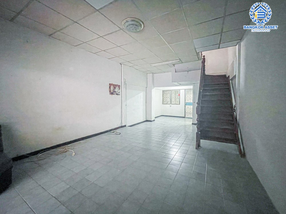 ทาวน์เฮ้าส์มือสอง โครงการ เวียงเทพ2 ช่างอากาศอุทิศ เนื้อที่กว้าง 20 ตร.ว. ฟังก์ชัน 2 ห้องนอน 2 ห้องน้ำ 1 ที่จอดรถ ภายในสภาพดี ขายถูกมาก! บนทำเลเดินทางง่าย เชื่อมต่อถนนสรงประภา ถนนโกสุมรวมใจ ถนนแจ้งวัฒนะ ถนนศรีสมาน ใกล้รถไฟฟ้าสายสีแดง "สถานีดอนเมือง" และจุดขึ้นทางด่วน "อุตราภิมุข"