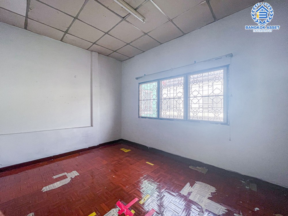 ทาวน์เฮ้าส์มือสอง โครงการ เวียงเทพ2 ช่างอากาศอุทิศ เนื้อที่กว้าง 20 ตร.ว. ฟังก์ชัน 2 ห้องนอน 2 ห้องน้ำ 1 ที่จอดรถ ภายในสภาพดี ขายถูกมาก! บนทำเลเดินทางง่าย เชื่อมต่อถนนสรงประภา ถนนโกสุมรวมใจ ถนนแจ้งวัฒนะ ถนนศรีสมาน ใกล้รถไฟฟ้าสายสีแดง "สถานีดอนเมือง" และจุดขึ้นทางด่วน "อุตราภิมุข"