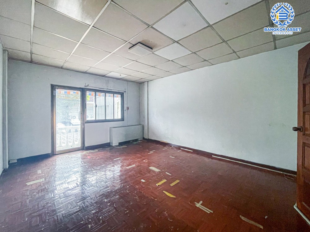 ทาวน์เฮ้าส์มือสอง โครงการ เวียงเทพ2 ช่างอากาศอุทิศ เนื้อที่กว้าง 20 ตร.ว. ฟังก์ชัน 2 ห้องนอน 2 ห้องน้ำ 1 ที่จอดรถ ภายในสภาพดี ขายถูกมาก! บนทำเลเดินทางง่าย เชื่อมต่อถนนสรงประภา ถนนโกสุมรวมใจ ถนนแจ้งวัฒนะ ถนนศรีสมาน ใกล้รถไฟฟ้าสายสีแดง "สถานีดอนเมือง" และจุดขึ้นทางด่วน "อุตราภิมุข"