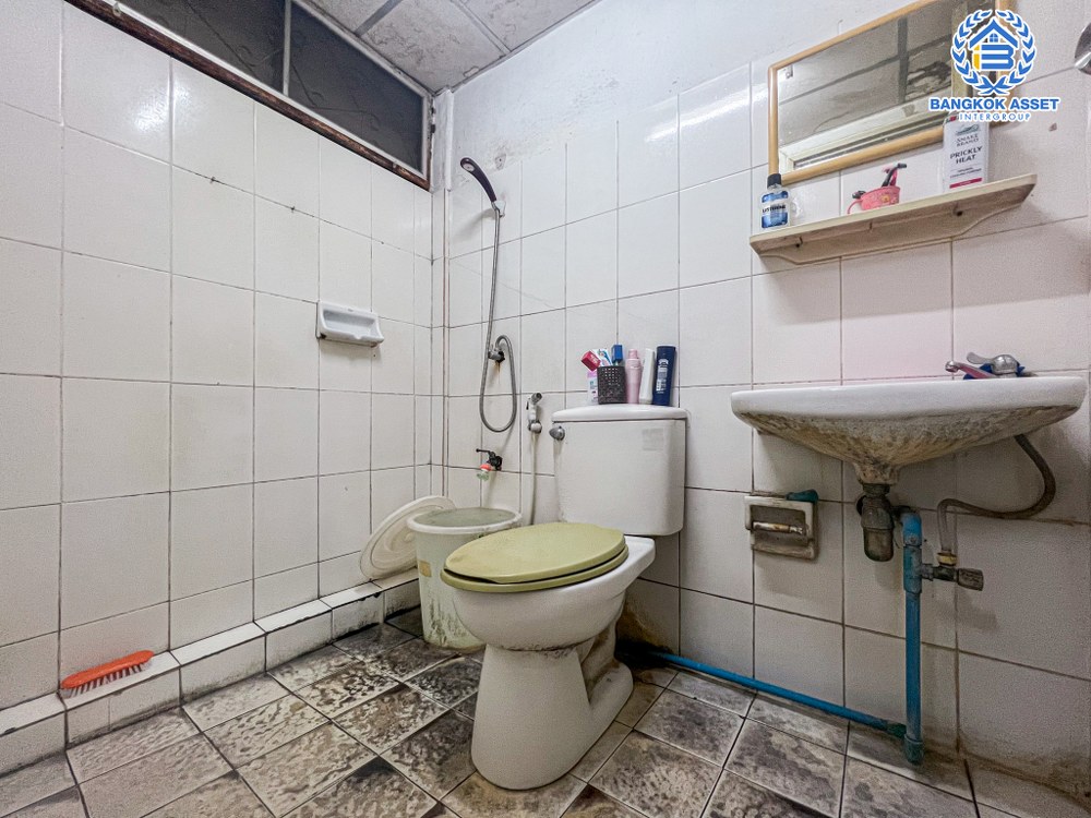 ทาวน์เฮ้าส์มือสอง โครงการ เวียงเทพ2 ช่างอากาศอุทิศ เนื้อที่กว้าง 20 ตร.ว. ฟังก์ชัน 2 ห้องนอน 2 ห้องน้ำ 1 ที่จอดรถ ภายในสภาพดี ขายถูกมาก! บนทำเลเดินทางง่าย เชื่อมต่อถนนสรงประภา ถนนโกสุมรวมใจ ถนนแจ้งวัฒนะ ถนนศรีสมาน ใกล้รถไฟฟ้าสายสีแดง "สถานีดอนเมือง" และจุดขึ้นทางด่วน "อุตราภิมุข"