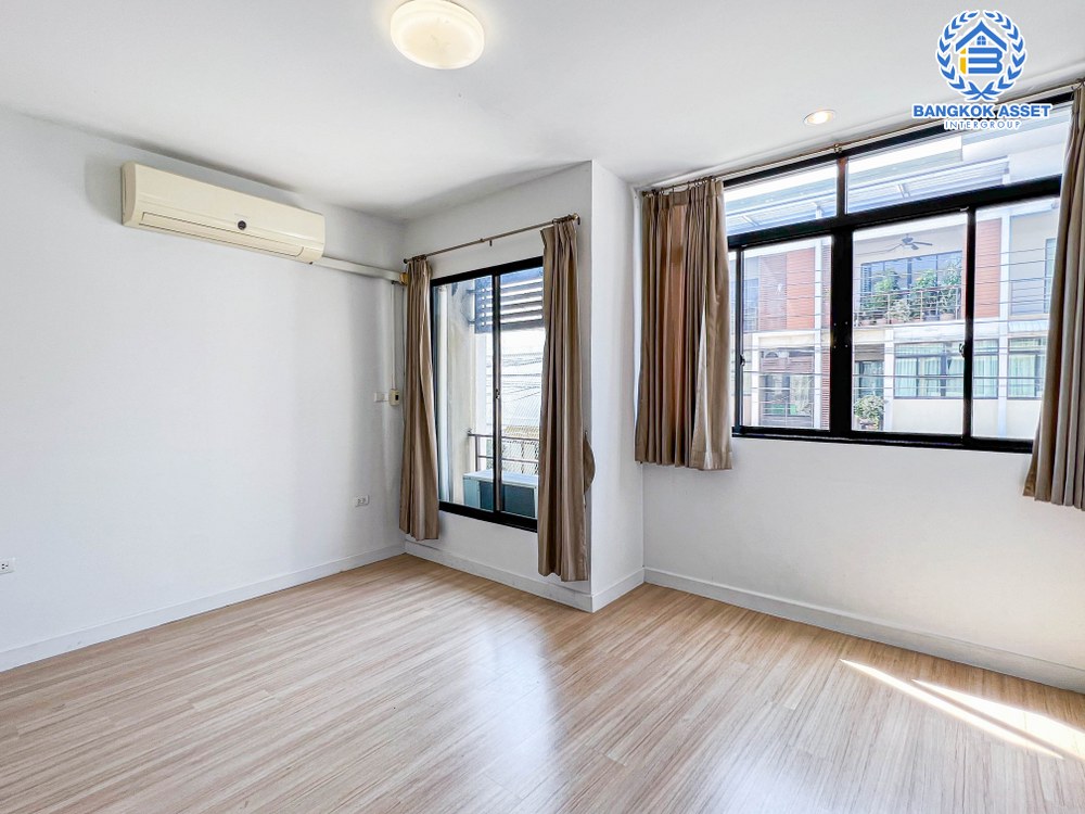 *****ทาวน์โฮมมือสองกรุงเทพมหานคร โครงการ ซิกเนเจอร์ เพชรเกษม69 เนื้อที่กว้าง 17.60 ตร.ว. ฟังก์ชัน 3 ห้องนอน 3 ห้องน้ำ 1 ที่จอดรถ บ้านสภาพสวย ราคาสุดคุ้มค่า ตั้งบนทำเลเดินทางง่าย เชื่อมต่อถนนเพชรเกษม, ถนนเลียบคลองภาษีเจริญฝั่งเหนือ, ถนนกาญจนาภิเษก ใกล้รถไฟฟ้าสายสีน้ำเงิน "สถานีหลักสอง"