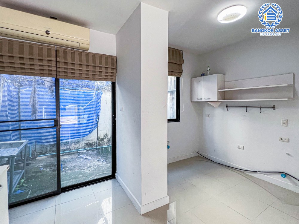 *****ทาวน์โฮมมือสองกรุงเทพมหานคร โครงการ ซิกเนเจอร์ เพชรเกษม69 เนื้อที่กว้าง 17.60 ตร.ว. ฟังก์ชัน 3 ห้องนอน 3 ห้องน้ำ 1 ที่จอดรถ บ้านสภาพสวย ราคาสุดคุ้มค่า ตั้งบนทำเลเดินทางง่าย เชื่อมต่อถนนเพชรเกษม, ถนนเลียบคลองภาษีเจริญฝั่งเหนือ, ถนนกาญจนาภิเษก ใกล้รถไฟฟ้าสายสีน้ำเงิน "สถานีหลักสอง"