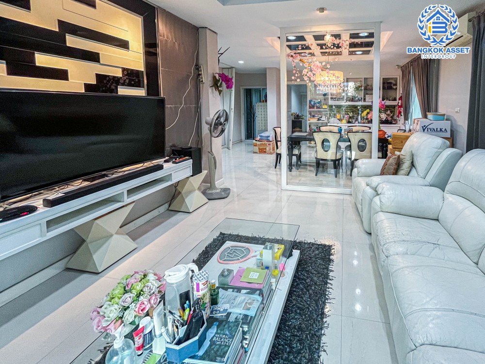 บ้านเดี่ยวมือสอง 3 ชั้น โครงการ ซื่อตรง แกรนด์โฮม เกษตร-รัชโยธิน เนื้อที่กว้าง 	68.20 ตร.ว. ฟังก์ชัน 7 ห้องนอน 6 ห้องน้ำ 2 ที่จอดรถ บนทำเลดี อยู่ใจกลางเมือง เชื่อมต่อถนนรัชดาภิเษก ถนนลาดพร้าว ใกล้รถไฟฟ้าสายสีเขียว "สถานีเสนานิคม" และจุดขึ้นทางด่วน "ห้าแยกลาดพร้าว"