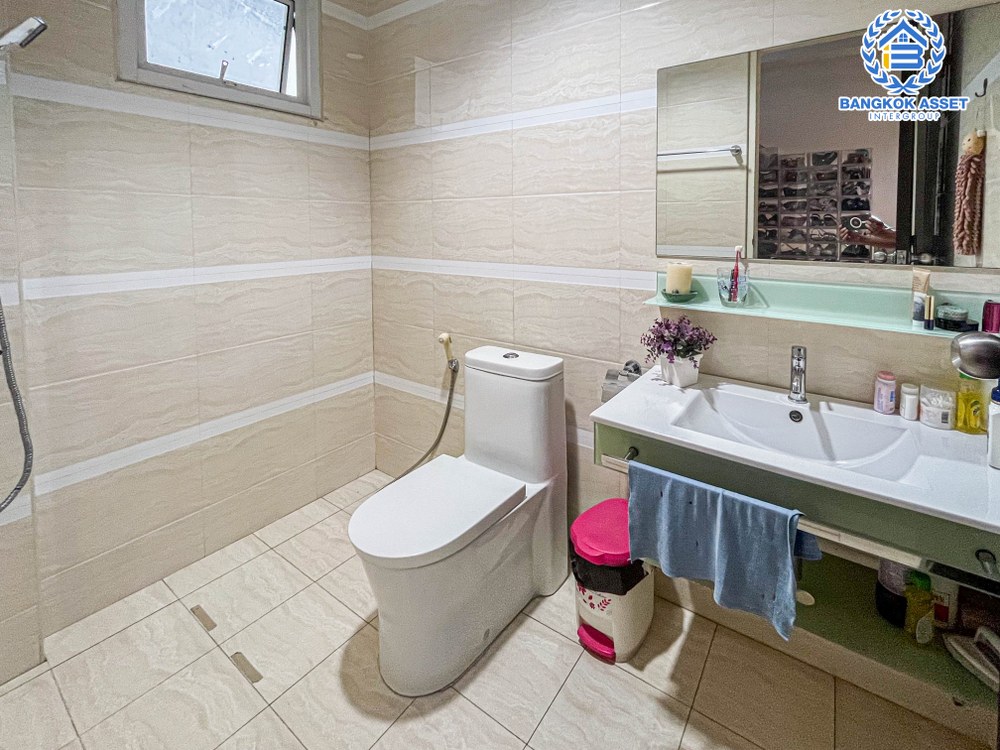 บ้านเดี่ยวมือสอง 3 ชั้น โครงการ ซื่อตรง แกรนด์โฮม เกษตร-รัชโยธิน เนื้อที่กว้าง 	68.20 ตร.ว. ฟังก์ชัน 7 ห้องนอน 6 ห้องน้ำ 2 ที่จอดรถ บนทำเลดี อยู่ใจกลางเมือง เชื่อมต่อถนนรัชดาภิเษก ถนนลาดพร้าว ใกล้รถไฟฟ้าสายสีเขียว "สถานีเสนานิคม" และจุดขึ้นทางด่วน "ห้าแยกลาดพร้าว"