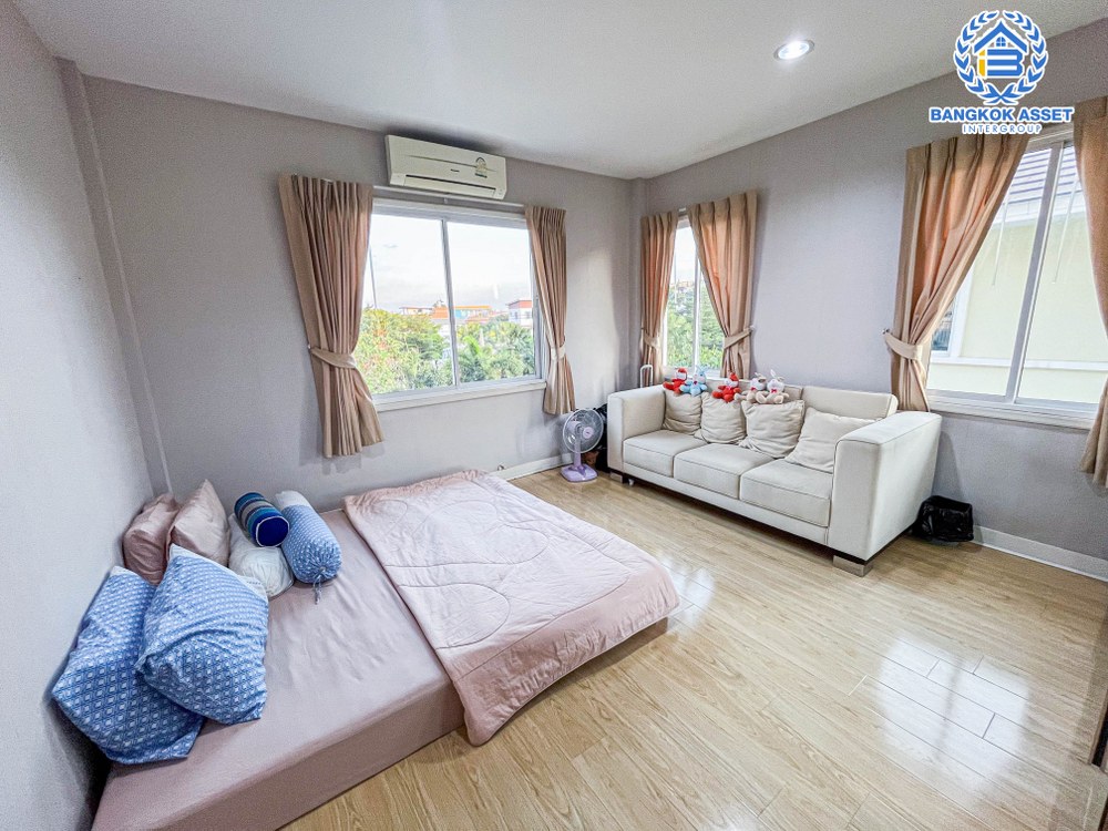 บ้านเดี่ยวมือสอง 3 ชั้น โครงการ ซื่อตรง แกรนด์โฮม เกษตร-รัชโยธิน เนื้อที่กว้าง 	68.20 ตร.ว. ฟังก์ชัน 7 ห้องนอน 6 ห้องน้ำ 2 ที่จอดรถ บนทำเลดี อยู่ใจกลางเมือง เชื่อมต่อถนนรัชดาภิเษก ถนนลาดพร้าว ใกล้รถไฟฟ้าสายสีเขียว "สถานีเสนานิคม" และจุดขึ้นทางด่วน "ห้าแยกลาดพร้าว"