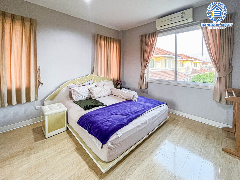 บ้านเดี่ยวมือสอง 3 ชั้น โครงการ ซื่อตรง แกรนด์โฮม เกษตร-รัชโยธิน เนื้อที่กว้าง 	68.20 ตร.ว. ฟังก์ชัน 7 ห้องนอน 6 ห้องน้ำ 2 ที่จอดรถ บนทำเลดี อยู่ใจกลางเมือง เชื่อมต่อถนนรัชดาภิเษก ถนนลาดพร้าว ใกล้รถไฟฟ้าสายสีเขียว "สถานีเสนานิคม" และจุดขึ้นทางด่วน "ห้าแยกลาดพร้าว"