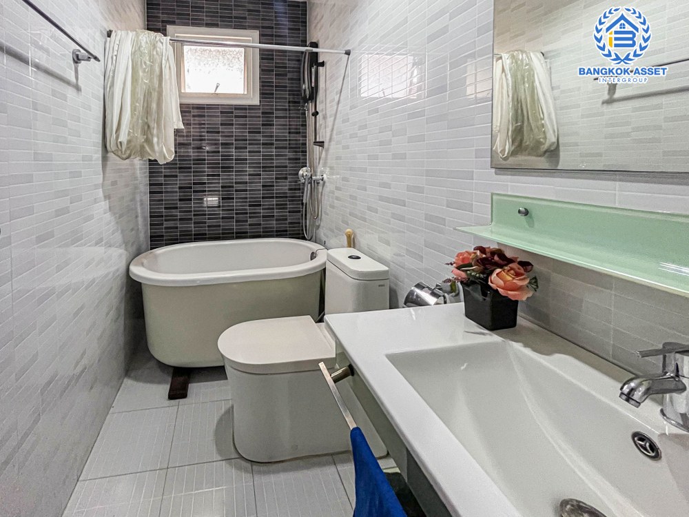 บ้านเดี่ยวมือสอง 3 ชั้น โครงการ ซื่อตรง แกรนด์โฮม เกษตร-รัชโยธิน เนื้อที่กว้าง 	68.20 ตร.ว. ฟังก์ชัน 7 ห้องนอน 6 ห้องน้ำ 2 ที่จอดรถ บนทำเลดี อยู่ใจกลางเมือง เชื่อมต่อถนนรัชดาภิเษก ถนนลาดพร้าว ใกล้รถไฟฟ้าสายสีเขียว "สถานีเสนานิคม" และจุดขึ้นทางด่วน "ห้าแยกลาดพร้าว"