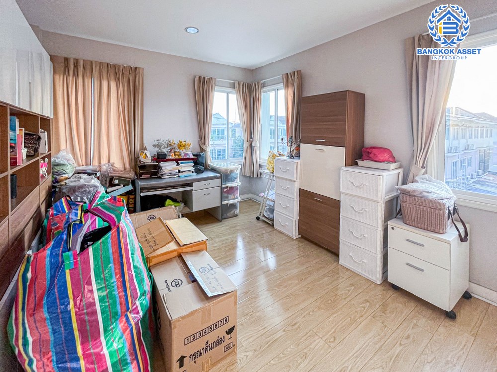 บ้านเดี่ยวมือสอง 3 ชั้น โครงการ ซื่อตรง แกรนด์โฮม เกษตร-รัชโยธิน เนื้อที่กว้าง 	68.20 ตร.ว. ฟังก์ชัน 7 ห้องนอน 6 ห้องน้ำ 2 ที่จอดรถ บนทำเลดี อยู่ใจกลางเมือง เชื่อมต่อถนนรัชดาภิเษก ถนนลาดพร้าว ใกล้รถไฟฟ้าสายสีเขียว "สถานีเสนานิคม" และจุดขึ้นทางด่วน "ห้าแยกลาดพร้าว"