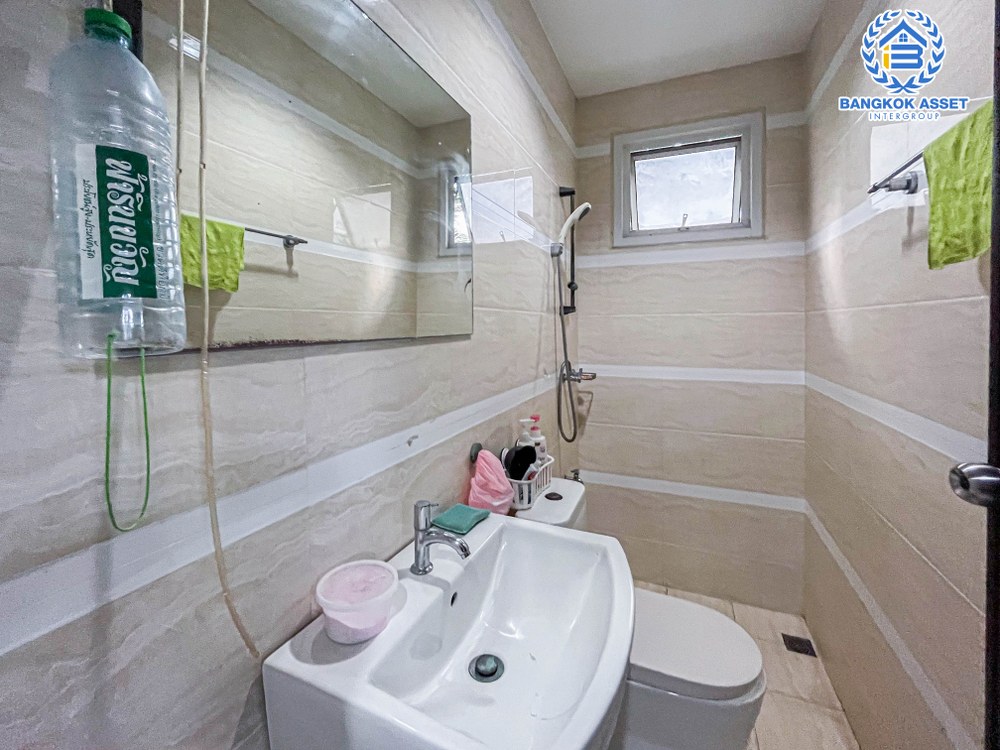 บ้านเดี่ยวมือสอง 3 ชั้น โครงการ ซื่อตรง แกรนด์โฮม เกษตร-รัชโยธิน เนื้อที่กว้าง 	68.20 ตร.ว. ฟังก์ชัน 7 ห้องนอน 6 ห้องน้ำ 2 ที่จอดรถ บนทำเลดี อยู่ใจกลางเมือง เชื่อมต่อถนนรัชดาภิเษก ถนนลาดพร้าว ใกล้รถไฟฟ้าสายสีเขียว "สถานีเสนานิคม" และจุดขึ้นทางด่วน "ห้าแยกลาดพร้าว"