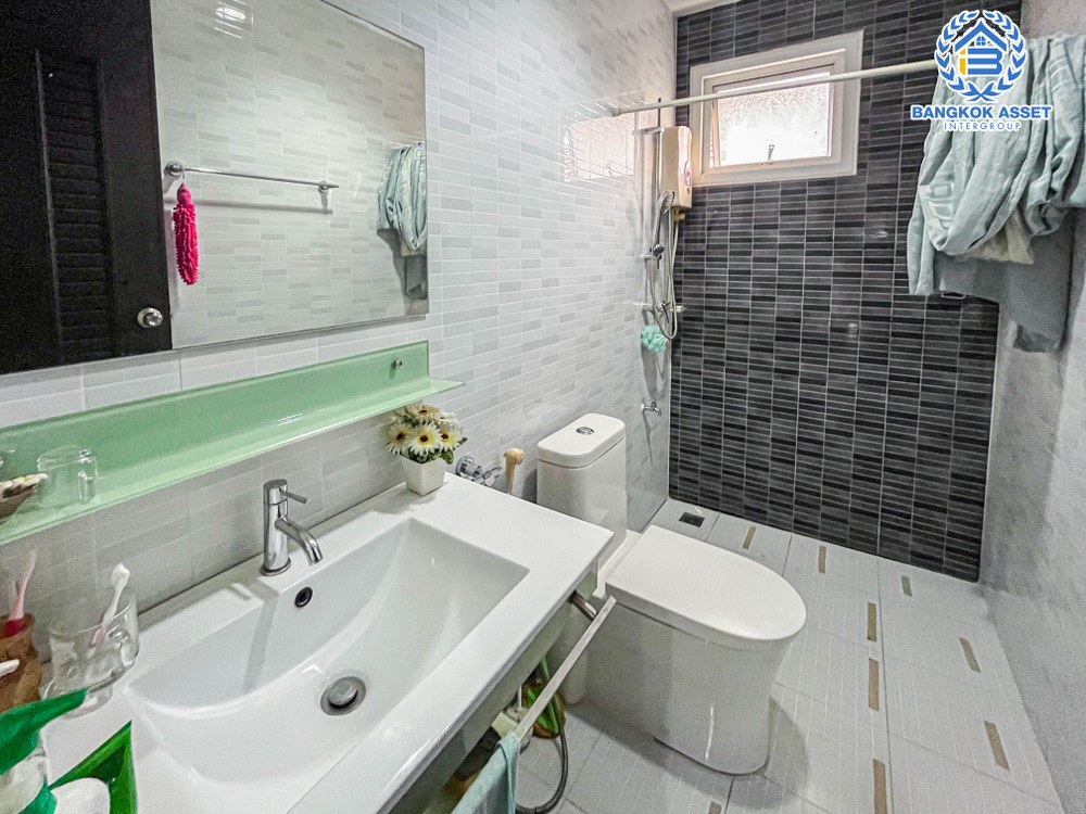 บ้านเดี่ยวมือสอง 3 ชั้น โครงการ ซื่อตรง แกรนด์โฮม เกษตร-รัชโยธิน เนื้อที่กว้าง 	68.20 ตร.ว. ฟังก์ชัน 7 ห้องนอน 6 ห้องน้ำ 2 ที่จอดรถ บนทำเลดี อยู่ใจกลางเมือง เชื่อมต่อถนนรัชดาภิเษก ถนนลาดพร้าว ใกล้รถไฟฟ้าสายสีเขียว "สถานีเสนานิคม" และจุดขึ้นทางด่วน "ห้าแยกลาดพร้าว"